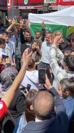 Kerem Fırtına Instagram - Moral bozmuyoruz. Devam ediyoruz. Ağaç huzurdur. Ağacımızın altında buluşuyoruz 🌳
@yesilsol