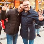 Kerem Fırtına Instagram - Liseyi yan yana okuduk. 96’da walkman kulaklığını kulağıma takıp beni Metallica ile tanıştırdı. Akmar Pasajı. Çok yerde konserlerine gittik beraber. 2012, Belgrad mesela😎 Sıra arkadaşımdı, diye tanıştırmama kızar. Mutlaka, he o kadar yani, der. Kulaklarını oynatamaz. Oturduğu koltuk yerinden oynar, kulakları oynamaz. Uzun zaman oldu, görüşemedik. Bugün Avcılar’daki forumu izlemeye gelmiş. Duygulandım, sevindim. Şaşırmadım ama. Sıra arkadaşımdı çünkü :) Ayrılırken, takipteyim, dedi. Daima yan yana @mertdinsel #turnthepage 🖤