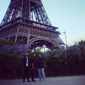 Kerem Poyraz Kayaalp Instagram - Sevdiklerinle olduktan sonra güZel her yer. @denizevin_ @maveritast @gayeevin
