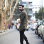 Kerem Poyraz Kayaalp Instagram - Arkada bıraktıklarınıza hep tebessümle bakmanız dileğiyle .....😎 #kerempoyraz #kerempoyrazkayaalp #anlatırsamaşıkolurum #tbt #tb @ozandoganerofficial @ferdademir_