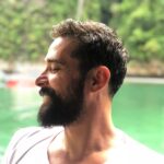 Kerem Poyraz Kayaalp Instagram - Gülümse... sadece gülümse... o zaman iyileşecek kalpler. Kimi zaman küçük bir çocuk güldürsün sizi beni de burda güldürdüğünü gibi, kimi zaman gözlük takan bir kedi, kimi zaman sakarlıklarınız... neye olursa gülelim işte😉 Smile, just smile... sometimes a child makes you smile like as at that picture, sometimes a cat who wears sunglasses... but I hope always something make you happy😊 let’s smile just to make world much better place than now;) #smile #gülümse #gülmekgüzeldir #smileisfree photo by @snmbenli #nofilterneeded