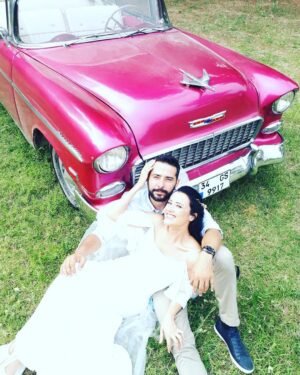 Kerem Poyraz Kayaalp Instagram - Düğünümüzde yanımızda olan bizleri yalnız bırakmayan ve gecemize renk katan tüm ailem ve dostlarım iyiki varsınız ama bir özel teşekkür sevgili kardeşim @bgmoner ‘e çünkü bu aile kurulduysa  onun sayesinde oldu 😘😘😘