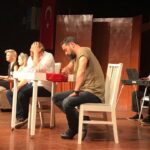 Kerem Poyraz Kayaalp Instagram - #heraskbirazkomiktir bakmayın böyle hüzünlü durduğumuza aslında gülmekten yorulduk☺️ yarın SİVAS TED KOLEJİ KONFERANS SALONU saat 2000 gülmeye ve güldürmeye geliyoruz😉👍 @emreozkan @bgmoner @handekatioglu @irfankangi @keremmpoyraz