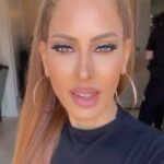 Kerri Kasem Instagram – Photoshoot Time 📸
No horses, No helicopters… 😳! LOL!

Sending you lots of love today. 💓

#Hollywood #Photoshoot #AliceAndOlivia #Theory