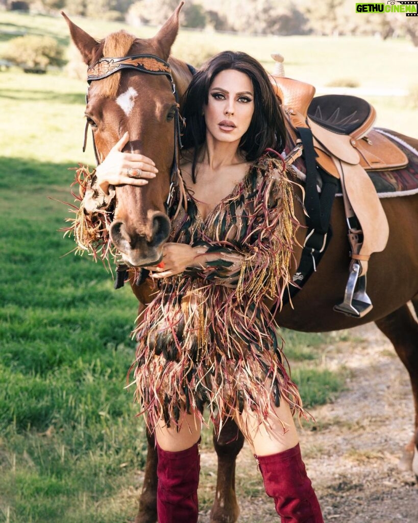 Kerri Kasem Instagram - This dress was one of my favorites from the @fashionmagazinenyc shoot! Shot by the one and only @arezoojalali_photography! ❤️ @tessasilagy - horse Thank you to the team! @jbeauty_xoxo - make-up @sky_is_dlimit - stylist @pr_solo - stylehouse @ellazahlan - feather dress @friesiansm - horse coordinator 🐴 #featherdress #Western #KneehighBoots #horsesofinstagram