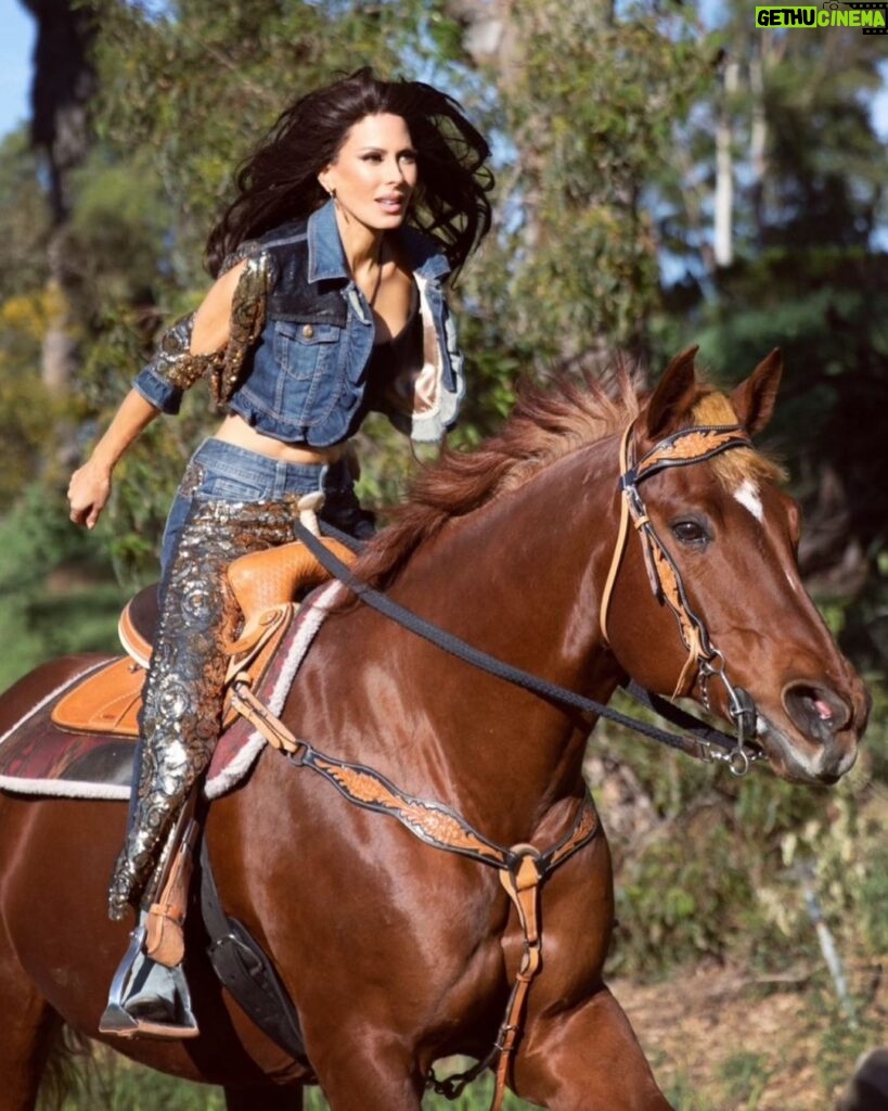 Kerri Kasem Instagram - “Horses lend us the wings we lack.” – Unknown My first horse, Copper Shadow, was a quarter horse that looked just like Bea, the horse in the picture. ❤️🐴 Thank you to the brilliant @arezoojalali_photography! Thank you to the team! @jbeauty_xoxo - make-up @sky_is_dlimit - stylist @declare_denim @wear_the future @tessasilagy - horse 🐎 @friesiansm - Horse coordinator #Cowgirl #DenimAndDiamonds #Quarterhorse #Western