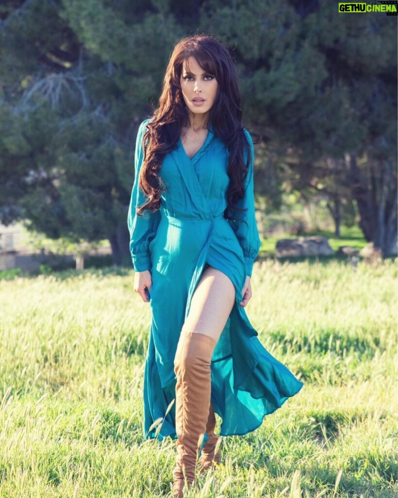 Kerri Kasem Instagram - A green dress in a green pasture. Now I just need a green horse! 💚💚💚 Loving my dress from @lilyjeanofficial! Thank you @arezoojalali_photography for your beautiful shots! TY: @jbeauty_xoxo: make-up #greengown #bangs #modelover40 #victoriassecrethair