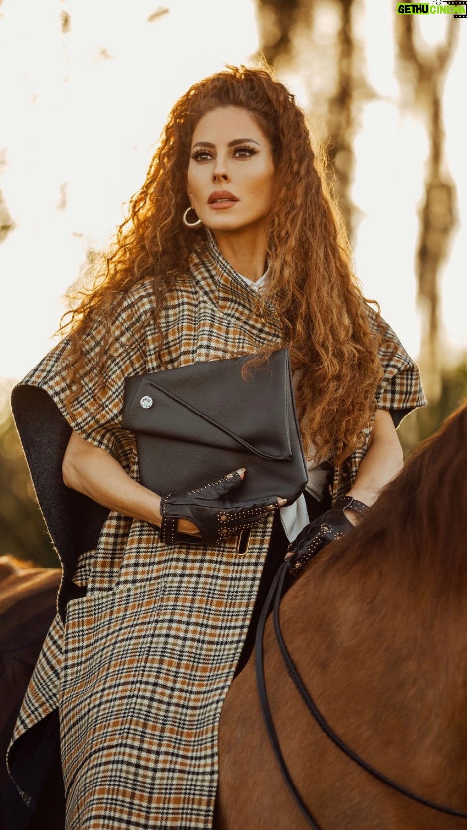 Kerri Kasem Instagram - Behind-the-scenes of a photo shoot I did in Florida at @gilman.stables for @fabukmagazine. I was modeling products for @alaffia. Thank you to my dear friend @nathanaellehottois who is a genius designer and CEO of @fashionweekstudioofficial for having me be a part of your creation! Thanks @emilyjeanrussellphoto for the beautiful photos!!!! @kozysaila - gray and white scarf and purses Thanks again @startyourdaywchristiekay! We would’ve never had Ringo the champion saddlebred or Gilman Stables without you. ♥️🐴♥️ #Saddlebred #FabUK #Alafia