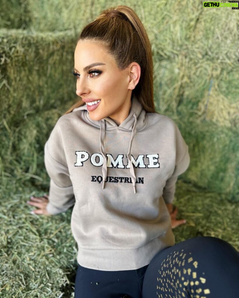 Kerri Kasem Instagram - In the barn on bales of hay brings me back to my childhood. 🐴💛 I’m loving my @wearepomme hoodie and breeches (leggings). It’s equestrian wear that you can wear on and off your horse. I’m wearing: -Nellie Black Bling Gold Breeches -Juno Nougat Hoodie TY @desi_de_rata_22 for your amazing generosity! I love your new barn! TY @ashba 📸 🖤 #equestrianclothing #equestrianstyle #EquestrianApparel #Barn