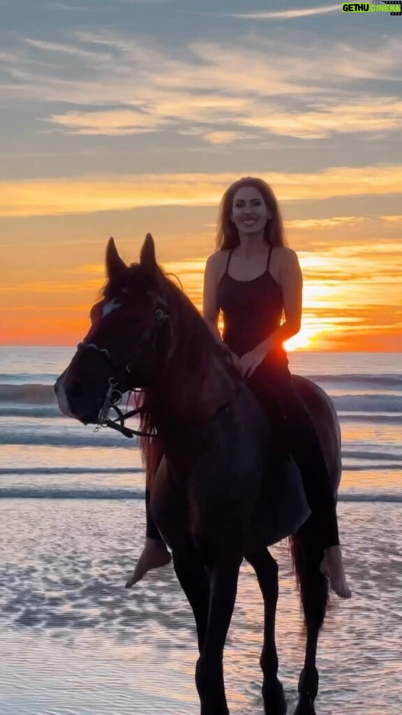 Kerri Kasem Instagram - Morrocan Sunset My wish for you is that you find a place that makes you as happy as I am here on this beach with this horse. ♥️ Want to ride with me like this in Morocco DM @my_cavago 🧡 And thank you @yassine_cavalier for making my horsey dreams come true! @essaouira_horseride #Horse #Beach #Morocco #Happiness #Love
