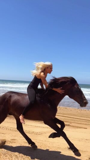 Kerri Kasem Instagram - Channeling my inner Khaleesi! 
 
We are in Essaouira, Morocco where they filmed part of Game of Thrones, so I thought it only appropriate! 🐉

TY @yassine_cavalier 💛

Book an amazing horseback riding adventure like this like this one with @my_cavago! 🐴

#Morocco #GameOfThrones #khaleesi #Blonde #BlackStallion