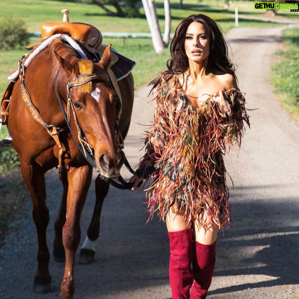 Kerri Kasem Instagram - Another great shot taken for the @fashionmagazinenyc shoot! I love working with you @arezoojalali_photography! ❤️ @tessasilagy - horse TY @jbeauty_xoxo - make-up @sky_is_dlimit - stylist @pr_solo - stylehouse @ellazahlan - feather dress @friesiansm - horse coordinator #featherdress #Western #California #quarterhorse