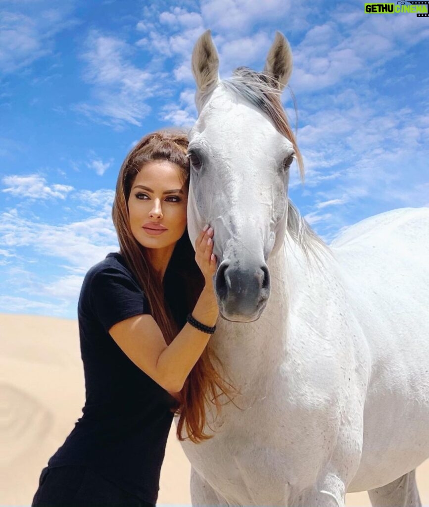 Kerri Kasem Instagram - MOROCCO! 🇲🇦 One of my most favorite places on earth! I can honestly say that @yassine_cavalier has some of the most amazing horses I have ever been around. He is a true horse whisperer. 🐴❤️ For the people who have signed up for the Morocco trip… We are going to have a magical time! ✨ @my_cavago #Morocco #HorsebackRiding #gameofthronestour #Beach