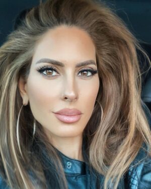 Kerri Kasem Instagram - Why are car pics always the best?  Good lighting and a good filter! 😁

Hope you have an amazing week!Sending you a great big hug and lots of love. ♥️