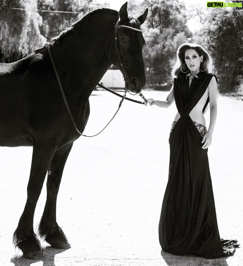 Kerri Kasem Instagram - Love this shot! Taken for @stylecruze magazine by the brilliant @arezoojalali_photography! Make-Up by @makeupnadiya.ca @friesiansm - Heilke @Stello - Dress Collab - @my_cavago #stylecruzemagazine #BlackStallion #HorsesAndFashion #HorseAndRider