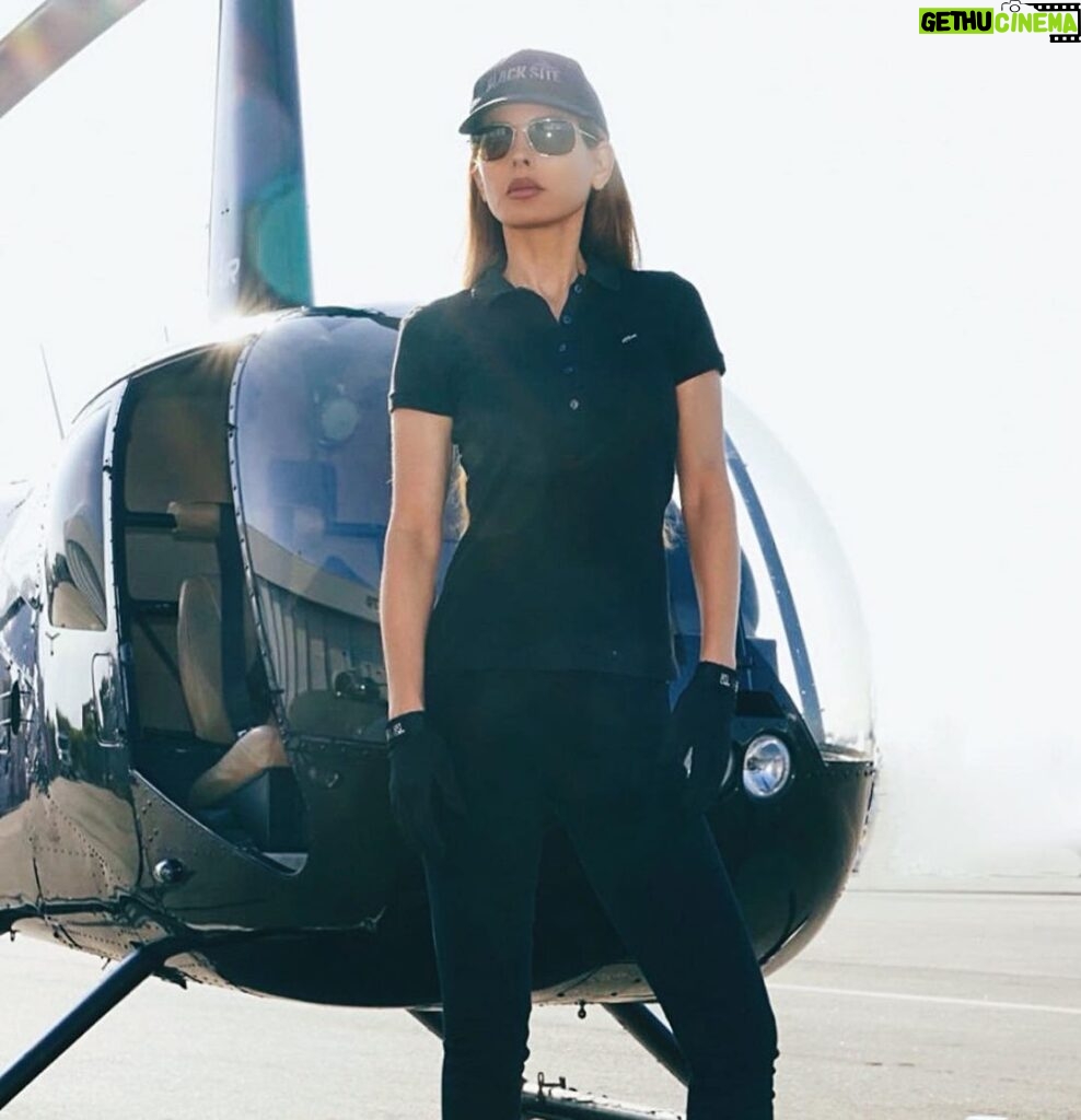 Kerri Kasem Instagram - Love these shots by @mattcali_photography! Flying is one of the best decision I’ve ever made in my life! When you conquer something you thought you could never do… there’s no better feeling! Thanks Matt you ROCK!!! TY @orbicair 🚁 #Helicopter #R44 #Pilot #Flying #Happiness