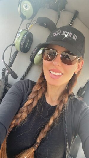 Kerri Kasem Instagram - “I’m addicted and I just can’t get enough!”🚁

#R22 #r44raven2 #helicopter #pilottraining #HeliPilot