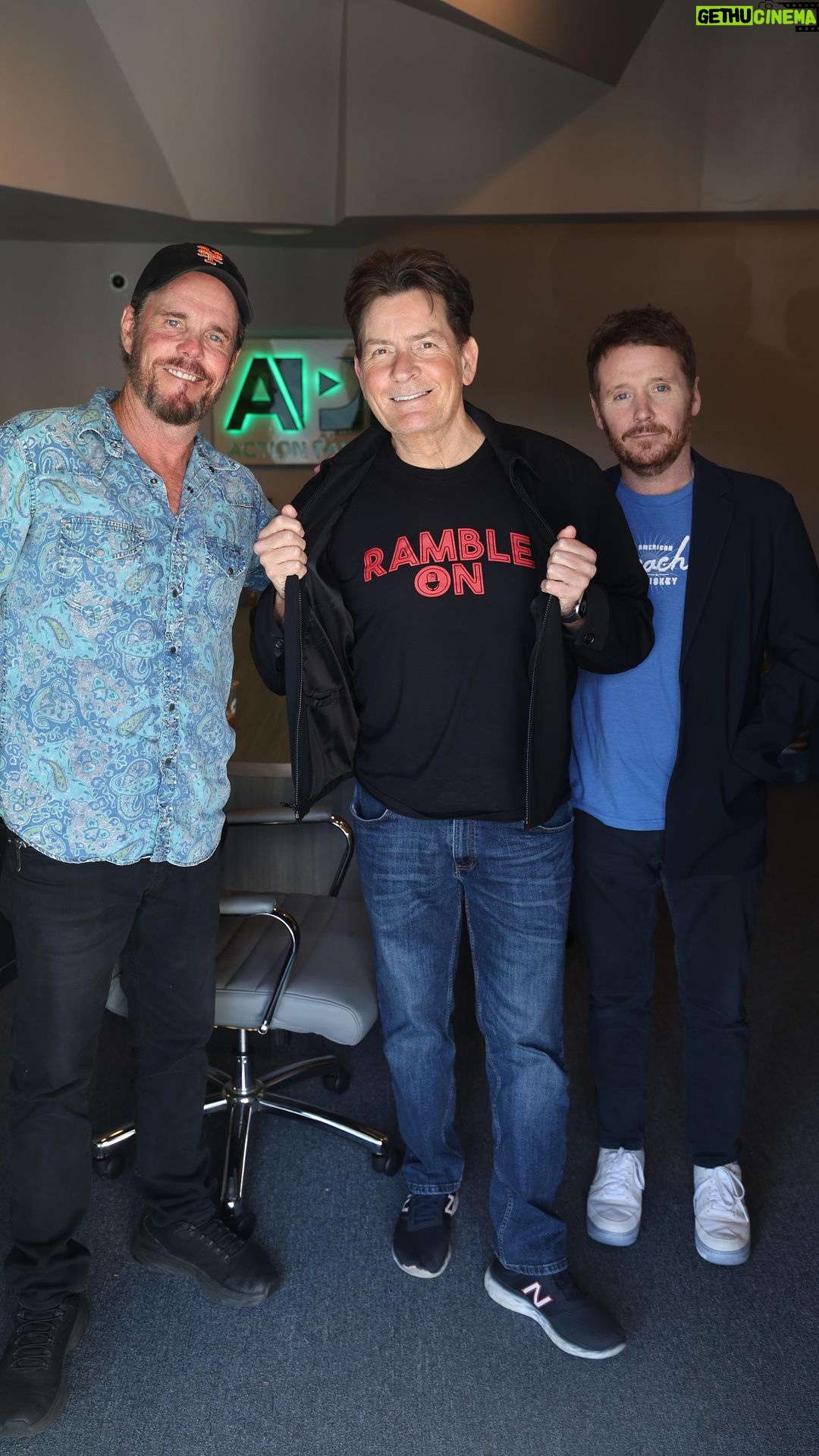 Kevin Connolly Instagram - @victorythepodcast has Charlie Sheen on now and we will be live in Phoenix Saturday night. Please come . Link of tix in bio… Stand Up Live - Phoenix