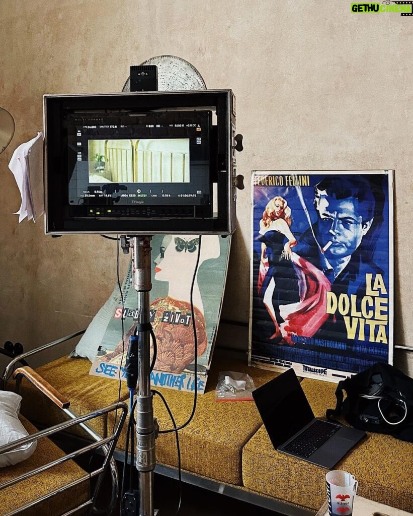 Kevin Dias Instagram - Souvenirs d’un tournage fou ! Hâte que vous rencontriez "CLÉO ET LÉO" dans le nouveau court-métrage de la géniale @diatta_emilie 💙🎥 Big up à la best partner ever @anaelleduguet !!! Prague, Czech Republic