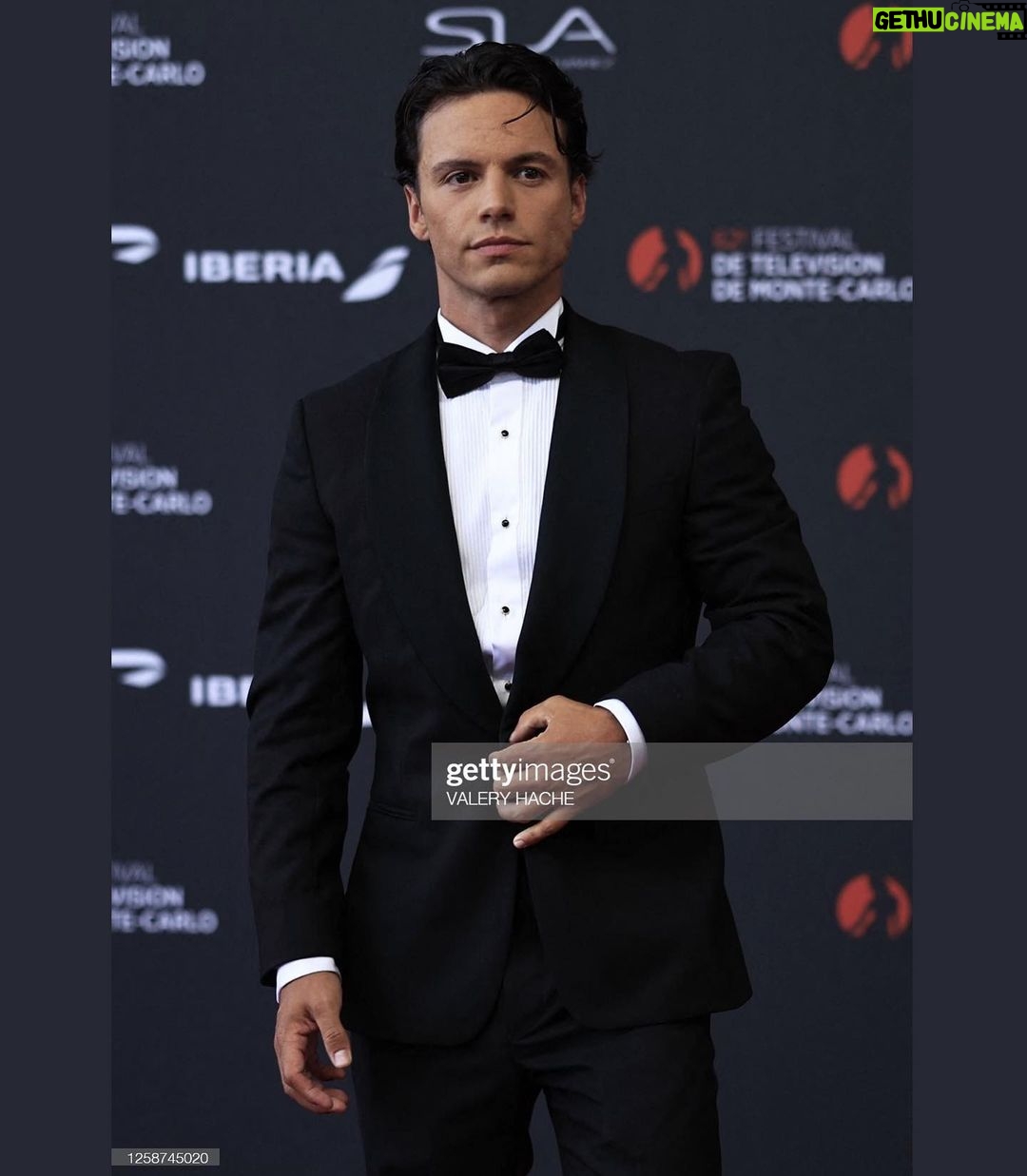 Kevin Dias Instagram - Extrêmement reconnaissant d’avoir été si bien accueilli en Principauté. Merci au @festivaltvmonte_carlo et Son Altesse Sérénissime le Prince Albert II de Monaco pour cette invitation à célébrer les créations audiovisuelles françaises et internationales d’aujourd’hui et de demain 🎬💫 J’ai adoré tous vous rencontrer et répondre à vos questions. Merci pour votre amour, votre curiosité, votre patience et votre soutien inconditionnel. J’ai été ému de rencontrer cette légende, Monsieur John Goodman. Et quel plaisir d’avoir partagé cette expérience avec ce collègue en or @arnaudbinard ! Merci @fursac.paris @jmwestonofficial de m’avoir fait tout beau 🖤 Monte-Carlo, Monaco