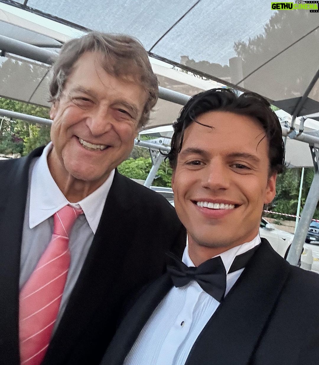 Kevin Dias Instagram - Extrêmement reconnaissant d’avoir été si bien accueilli en Principauté. Merci au @festivaltvmonte_carlo et Son Altesse Sérénissime le Prince Albert II de Monaco pour cette invitation à célébrer les créations audiovisuelles françaises et internationales d’aujourd’hui et de demain 🎬💫 J’ai adoré tous vous rencontrer et répondre à vos questions. Merci pour votre amour, votre curiosité, votre patience et votre soutien inconditionnel. J’ai été ému de rencontrer cette légende, Monsieur John Goodman. Et quel plaisir d’avoir partagé cette expérience avec ce collègue en or @arnaudbinard ! Merci @fursac.paris @jmwestonofficial de m’avoir fait tout beau 🖤 Monte-Carlo, Monaco