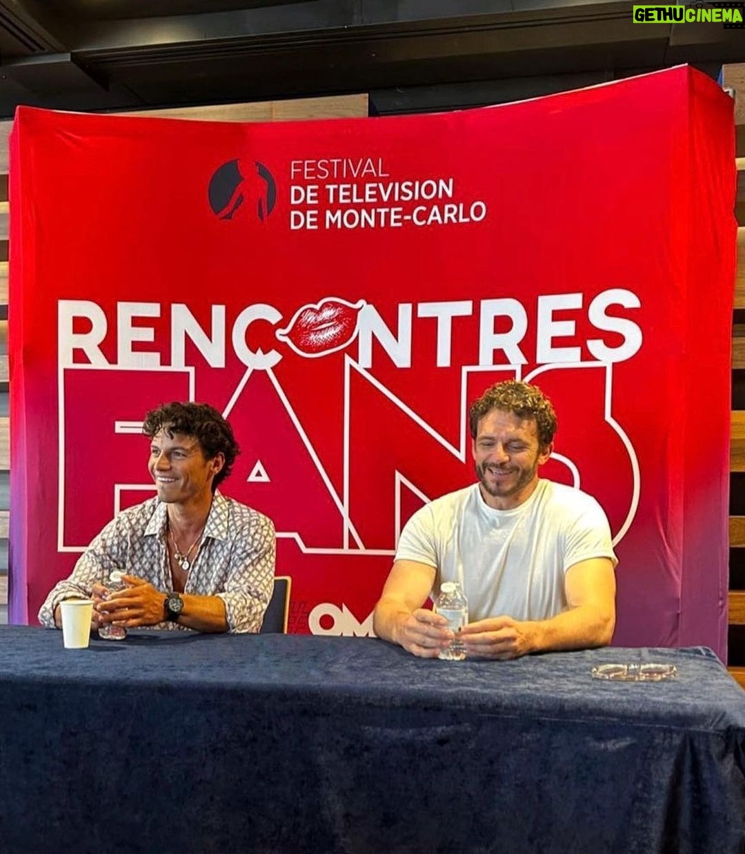 Kevin Dias Instagram - Extrêmement reconnaissant d’avoir été si bien accueilli en Principauté. Merci au @festivaltvmonte_carlo et Son Altesse Sérénissime le Prince Albert II de Monaco pour cette invitation à célébrer les créations audiovisuelles françaises et internationales d’aujourd’hui et de demain 🎬💫 J’ai adoré tous vous rencontrer et répondre à vos questions. Merci pour votre amour, votre curiosité, votre patience et votre soutien inconditionnel. J’ai été ému de rencontrer cette légende, Monsieur John Goodman. Et quel plaisir d’avoir partagé cette expérience avec ce collègue en or @arnaudbinard ! Merci @fursac.paris @jmwestonofficial de m’avoir fait tout beau 🖤 Monte-Carlo, Monaco