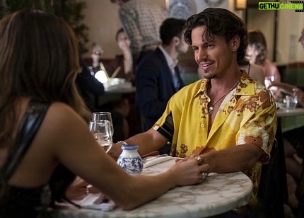 Kevin Dias Instagram - “Chérie dis moi donc..” 🌹🎶 @emilyinparis @netflix
