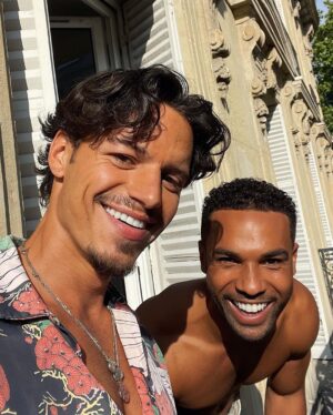 Kevin Dias Instagram - Bisous de la famille ! ✌🏼🎥❤️‍🔥 @emilyinparis @netflix