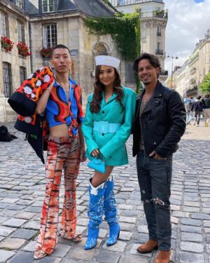 Kevin Dias Instagram - Bisous de la famille ! ✌🏼🎥❤️‍🔥 @emilyinparis @netflix