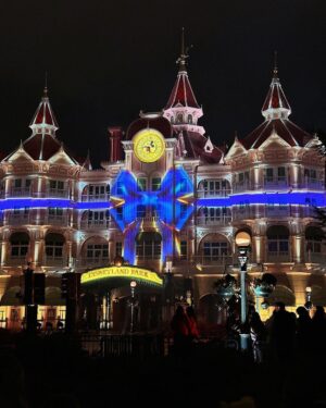 Kevin Dias Instagram - Merci @disneylandparis pour ce week-end de rêve 🏰✨
#DisneylandHotelParis #reopening