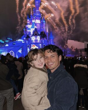 Kevin Dias Instagram - Merci @disneylandparis pour ce week-end de rêve 🏰✨
#DisneylandHotelParis #reopening