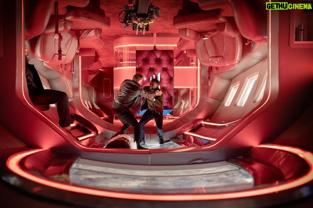 Kevin Hart Instagram - A glimpse behind the scenes of #Lift ๐ฌ So much love & effort put into this action packed film ๐ฅ Whatโs your favorite scene from the movie? ๐โ๏ธ @netflix #BTS