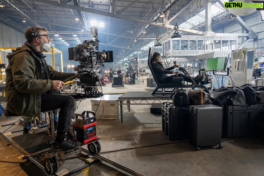 Kevin Hart Instagram - A glimpse behind the scenes of #Lift ๐ฌ So much love & effort put into this action packed film ๐ฅ Whatโs your favorite scene from the movie? ๐โ๏ธ @netflix #BTS