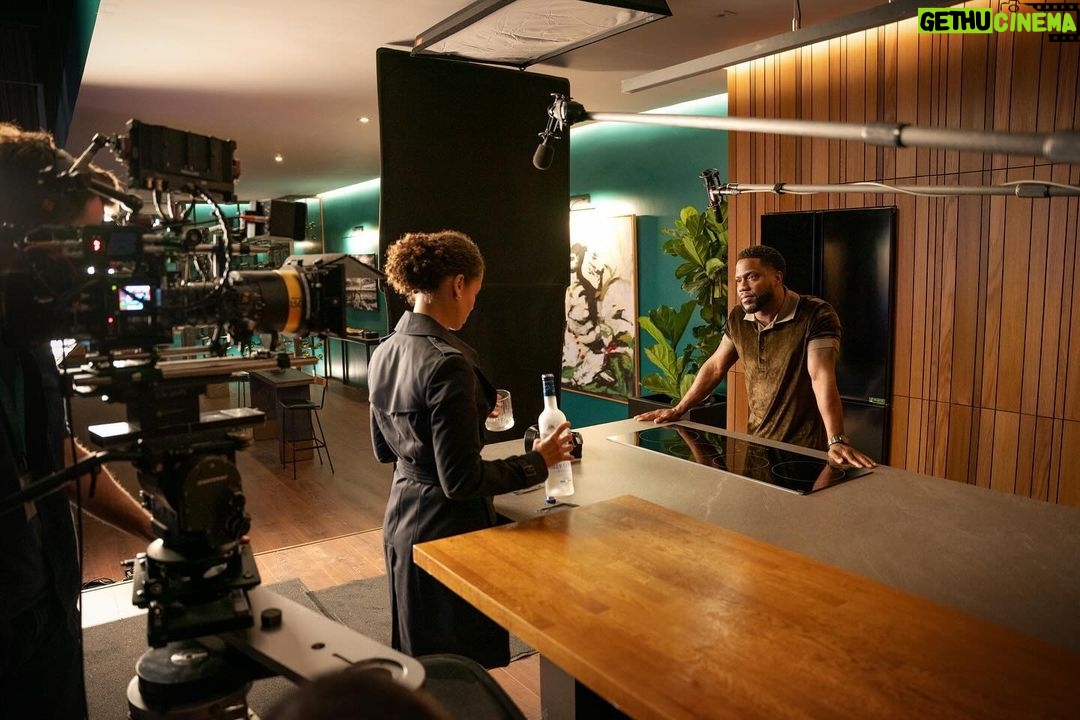Kevin Hart Instagram - A glimpse behind the scenes of #Lift ๐ฌ So much love & effort put into this action packed film ๐ฅ Whatโs your favorite scene from the movie? ๐โ๏ธ @netflix #BTS