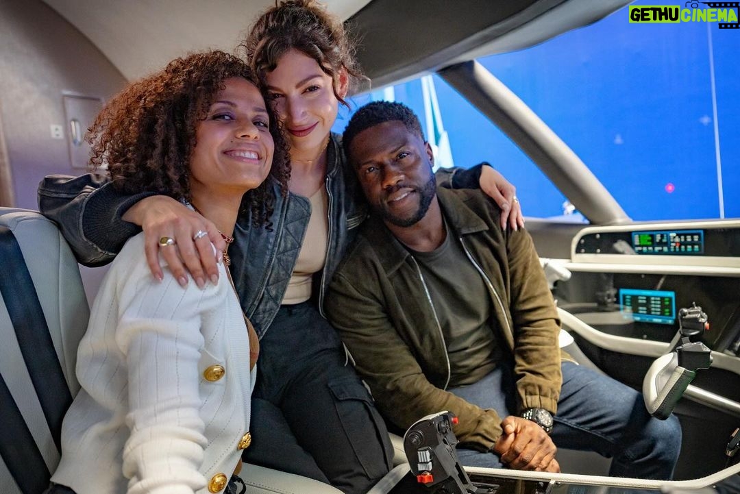 Kevin Hart Instagram - A glimpse behind the scenes of #Lift ๐ฌ So much love & effort put into this action packed film ๐ฅ Whatโs your favorite scene from the movie? ๐โ๏ธ @netflix #BTS