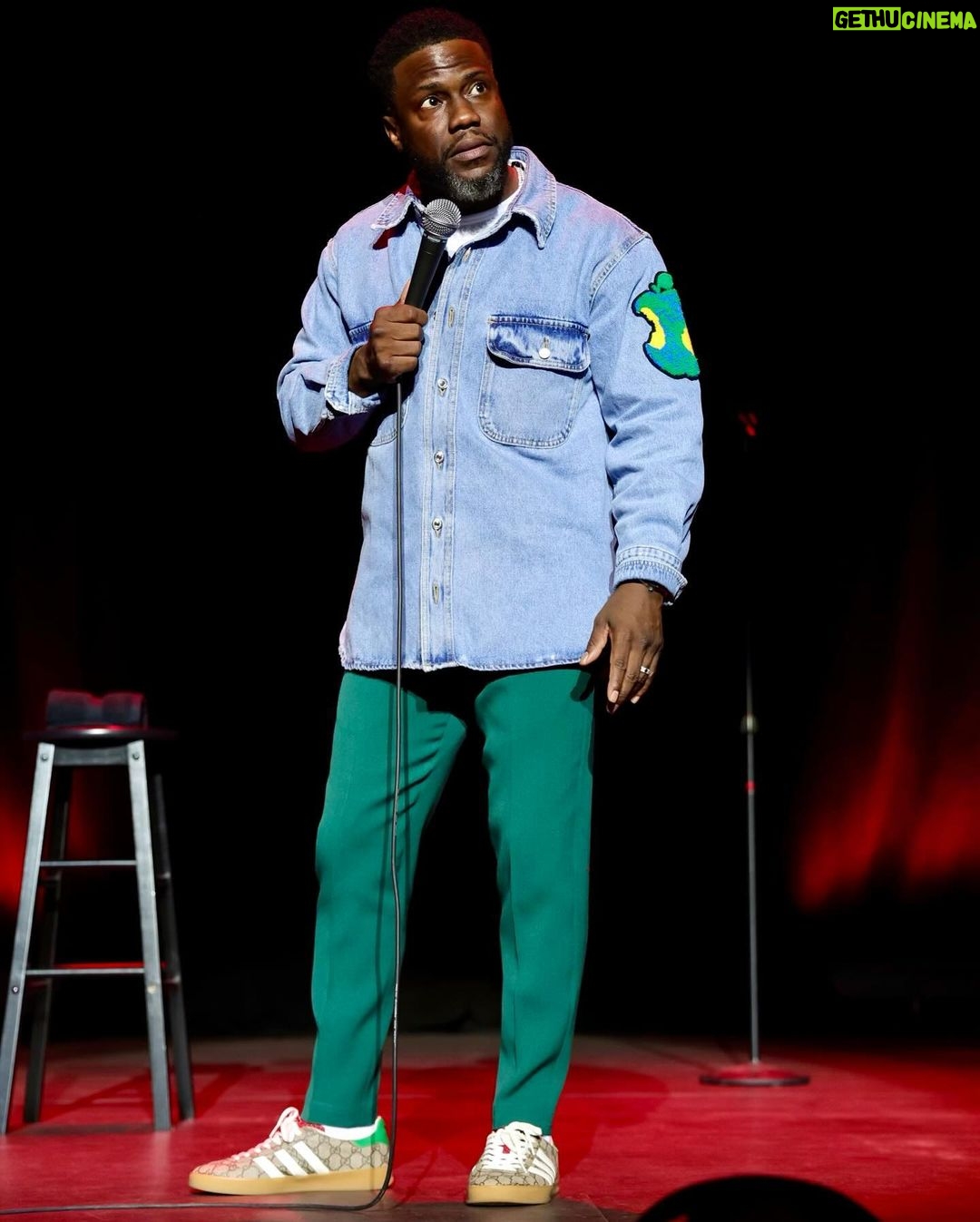 Kevin Hart Instagram - Had a blast this weekend …. Atlanta & Knoxville was amazing. Great crowds with unbelievable laughter!!!!! I appreciate all of you!!!!! Big tour announcement coming soon!!!!! Buckle up bitches!!!!! I’m about to announce more dates in a major way!!!!! Click the link in my bio to see what Cities/States have already been announced #ComedicRockStarShit #LiveLoveLaugh