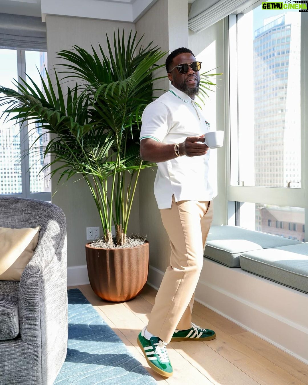 Kevin Hart - 373.7K Likes - Donβt worry be happyβ¦. #LiveLoveLaugh #LilSwag
