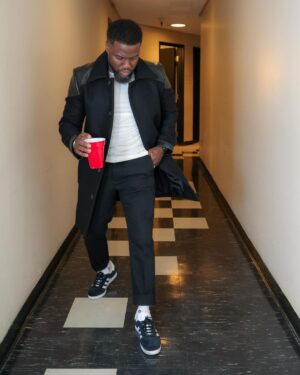Kevin Hart Instagram - Just a grown man having a good time doing the thing I love….. #ComedicRockStarShit #LiveLoveLaugh