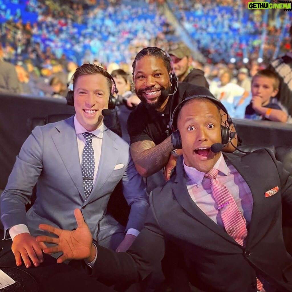 Kevin Patrick Egan Instagram - Buffalo NY, nice to meet ya! Lovin’ life next to two of the best humans one could know. Cheers, fellas! #WWERAW #WWE #MainEvent KeyBank Center