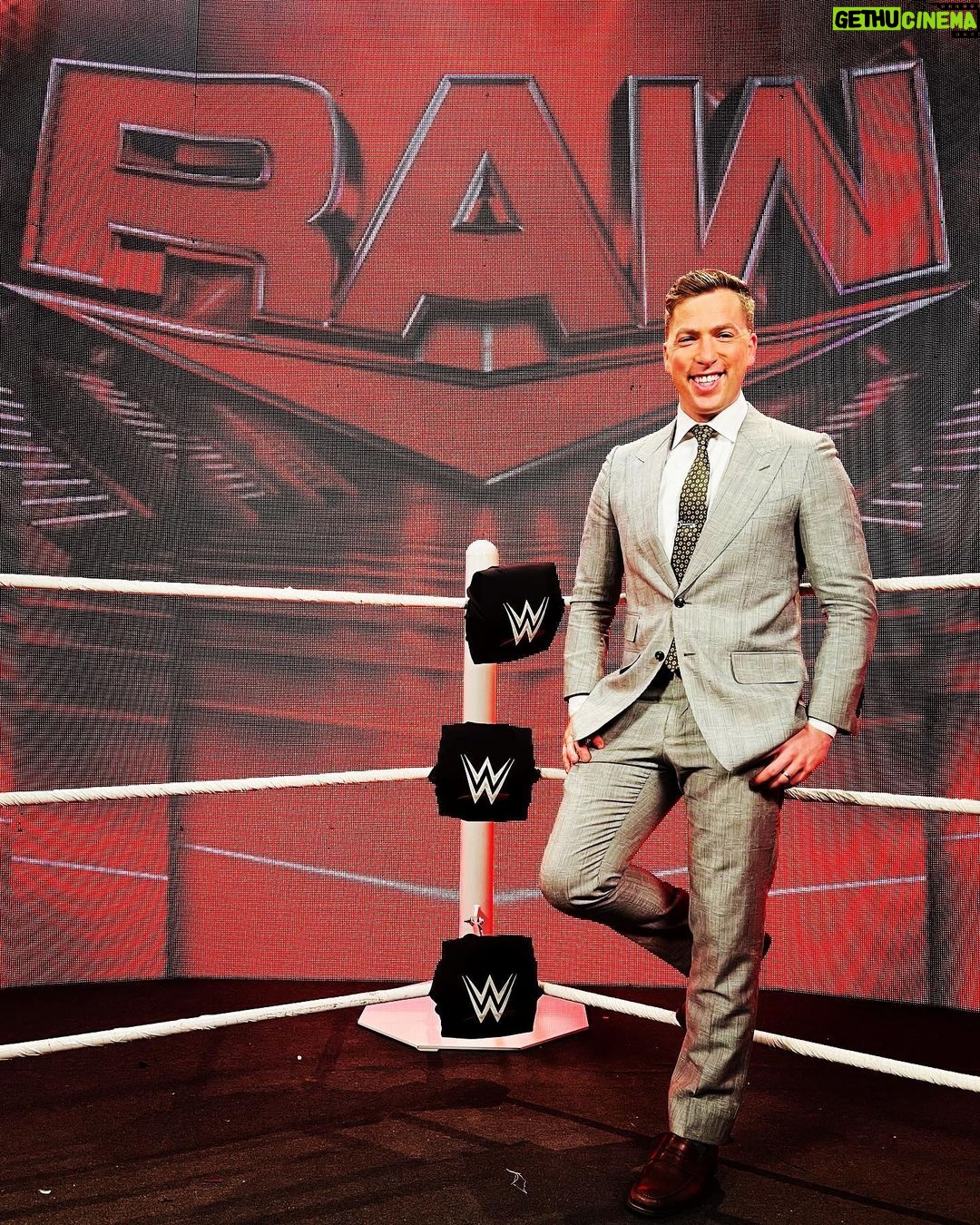 Kevin Patrick Egan Instagram - Monday Night in my old home of Chitown 👊🏼 #WWERaw
