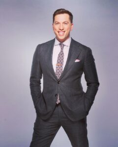 Kevin Patrick Egan Instagram - I’ll never know what to do with my hands 🤷🏻‍♂️ Cheerio for now NYC 👋🏼 ATL bound and I can’t wait to give my little humans a squeeze! Cheers to everyone that made it to Monday Night Raw in Long Island NY, and of course those of you that tuned in from home on @usa_network. Big love! Memphis you’re up next! #WWERaw #WWE 📸 @richfreedaphoto Long Island, New York