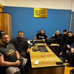 Khabib Nurmagomedov Instagram - Обсудили рабочие моменты @nurmagomedov_mma_school Тренерский штаб работает не покладая рук👊 А это надпись на стене которую вы видите - это был жизненный лозунг моего Отца, вся жизнь его прошла отталкиваясь от этих слов.