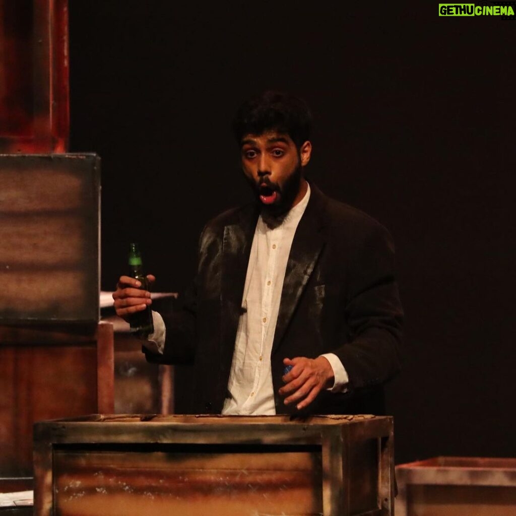 Khalifa Al Bahri Instagram - "مسرحية الصندوق" ضمن العروض المشاركة في مهرجان دبي لمسرح الشباب ٢٠٢١ #dfyt2021 #مهرجان_دبي_لمسرح_الشباب #خليفة_البحري