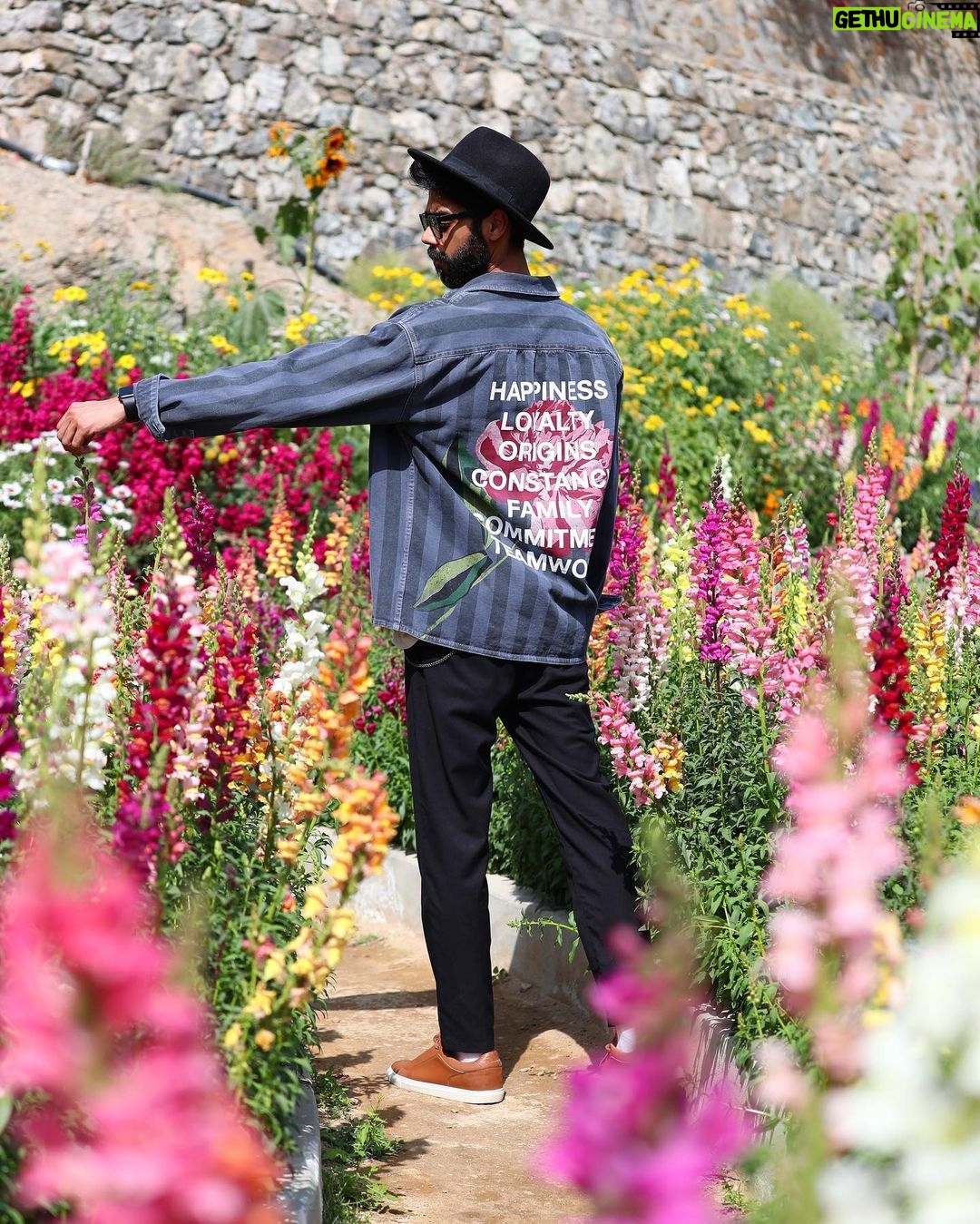 Khalifa Al Bahri Instagram - Things will work out. Stay focused 🌷