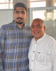 Khosrow Ahmadi Instagram - عزیز دل من تو عکس اول تو تو بغل منی و تو عکس دوم من تو بغل تو.هر دو عکس زیبا دوستداشتنی.چقدر کیف میکنم از لبخندهای قشنگت. این عکسها نشون میده در هر دو حالت من از وجود نازنین تو دارم لذت میبرم و شاکر خداوند هستم.عشق بابا دوست داشتم این تصاویر رو امروز پست کنم که برای من یکی دیگه از روزهای دلنشین خدا هست. تولد یکی دیگه از نازنینان دلم که برام رفیق خوبی شد. رفیق نازنین. همراه دستداشتنی. داداش عزیز. پسر گلم. تولدت مبارک. آرزو میکنم به همه خواستهای دل قشنگت برسی.