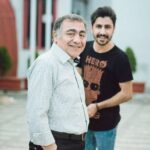 Khosrow Ahmadi Instagram - عزیزدل من، تو بزرگ شدی و من کوچک. تو جوان شدی و من پیر. تو جذاب شدی و من شکسته. اما با بزرگ شدنت بزرگیت را نسبت به خودم دیدم و کیف کردم و به خودم بالیدم. و خودم را در آیینه تو دیدم. جذاب شدی و هر روز پوزت را دادم، کنار تو با افتخار راه رفتم و جذب تو شدم. علی جان همه اینها بهانه ای بود که بگم بهار دل بابا تولدت مبارک. همیشه سلامت باشی و در اوج و همواره بخندی.