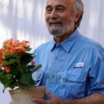 Khosrow Ahmadi Instagram - قربون اون چهره دلنشین و لبخند زیبات برم گل سرسبد هنر این مرزوبوم. لحنت به کرونا که نازنینی رو دو باره ازمون گرفت. مدت کوتاهی رو کنارت درس پس دادم از بهترین زمان عمرم بود.همیشه دلتنگت میمونم تسلیت میگم به خانواده نازنینت پسر گلت و مردم هنردوست کشورم که دو باره گوهری رو از دست دادن. روحت قرین رحمت الهی.