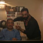 Khosrow Ahmadi Instagram - بعد از سی سال رفاقت با یکی دیگه از نازنینان دل استاد نوید فرح مرزی دوباره کنار هم قرار گرفتیم. یادم میاد اون روزا هنوز پشت لبمون کامل سبز نشده بود ولی حالا نوید عزیز سفید شدن مو و ریش منو دوباره داره سبز میکنه که باز با هم برگردیم به اون دوران پر از خاطره های زیبا.عاشقانه دوست دارم رفیق با مرام قدیمی.همیشه افتخار میکنم از رفاقت باهات عزیزترین. خوشحالم بعد از این همه تلاش برای خودت در کاری که عشق بهش میورزی سمت استادی بدست آوردی. نوید جان همیشه سلامت، سربلند و در اوج باشی.