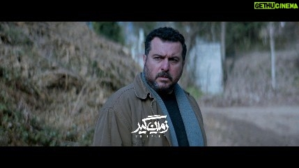 Khosrow Ahmadi Instagram - ... #زمین_گیر ، بهترین فیلم کوتاه جشنواره لامپا. فیلم کوتاه زمینگیر به نویسندگی و کارگردانی #علی_احمدی و تهیه کنندگی #محسن_کیایی که در هفتمین حضور جهانی خود در بین فیلمهای منتخب ۱۰مین جشنواره لامپای روسیه قرار گرفته بود، توانست جایزه “بهترین فیلم کوتاه” این دوره را دریافت کند. این جشنواره که مختص به فیلمهایی با محوریت مسائل اجتماعیست در تاریخ ۵ تا ۸ اکتبر در پرم روسیه برگزار شد و این فیلم کوتاه به شدت مورد استقبال داورها و تماشاگران قرار گرفت. این فیلم پیش از این در جشنواره های رپیدلاین آفریقا، تائوبای گرجستان، کاتالینای آمریکا، میهودوی آمریکا و هفته فیلم آسیا حضور داشته و توانسته از جشنواره زندگی فراتر از زندگی ایتالیا جایزه بهترین فیلم کوتاه را کسب کند. این فیلم محصول کمپانی نوآر کارن فیلم است. محسن کیایی، خسرو احمدی، حدیث بیابانگرد، مرتضی احمدی، آیان یاربیگی و فریده سپاه منصور در این فیلم ایفای نقش کرده اند. همچنین عوامل این فیلم کوتاه عبارتند از : مدیر فیلمبرداری: وحید ابراهیمی تدوین:نیما جعفری جوزانی طراحی و ترکیب صدا: علیرضا علویان مدیر صدابرداری: آرش برومند جلوه های بصری: فریدناطر فصیحی طراح گریم: عباس عباسی آهنگساز: آرمان موسیپور طراح صحنه و لباس: مرجان گلزار مدیر تولید: کامیاب متولی برنامه ریز و دستیار اول کارگردان: مهرنوش حسینی دستیار دوم کارگردان : سجاد باقری منشی صحنه: آزاده جهانبخش عکاس : محسن کرمانی 🔆 پخش بین الملل : فرست اسکرین #مهدی_مهائی #فرست_اسکرین . ساخت تیزر: امین سلمانی @noirkaren.film @aaliahmadi @mohsen_kiaee @khosro_ahmadi @_hadisbiabangard @mehdi.mahaei @firstscreenfilm @morteza_aahmadi @aminsalmaniii
