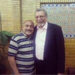 Khosrow Ahmadi Instagram - چهل روز از رفتنت میگذره. چه زود این قافله عمر میگذرد. نه تنها من بلکه همه اونایی که حتی یک بار هم شما رو دیده بودن دلشون برای مهربونی و لبخند شما تنگ شده. حالا منو امثال من که کلی عاشق شما بودیم و هستیم و زیبایهایی رو از شما چه از نظر کارمون چه از نظر زندگی سعی کردیم یاد بگیریم ببینید چقدر دلتنگ شما هستیم. استاد بهمن مفید همیشه ازشما به نیکی و صفا و مهربانی یاد میکنیم روحت قرین رحمت الهی باشه.